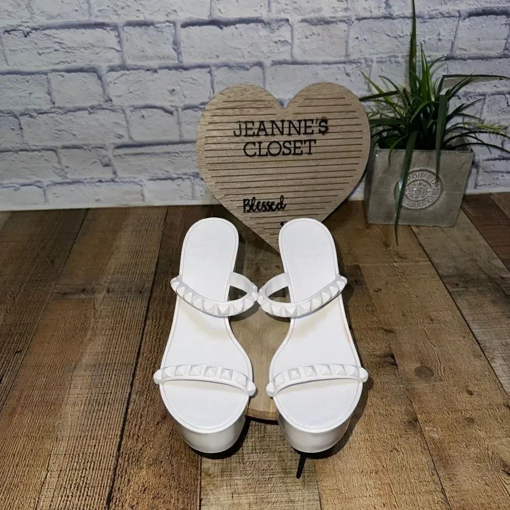 Carmen Sol Tonino mid wedge jelly
Rubber Studded Accents Sandals
Women's Size 7 - Picture 6 of 11